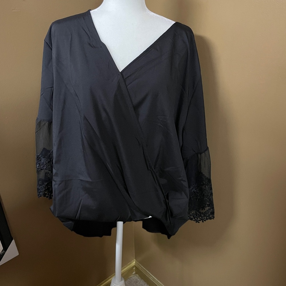 Women’s blouse with shear sleeves